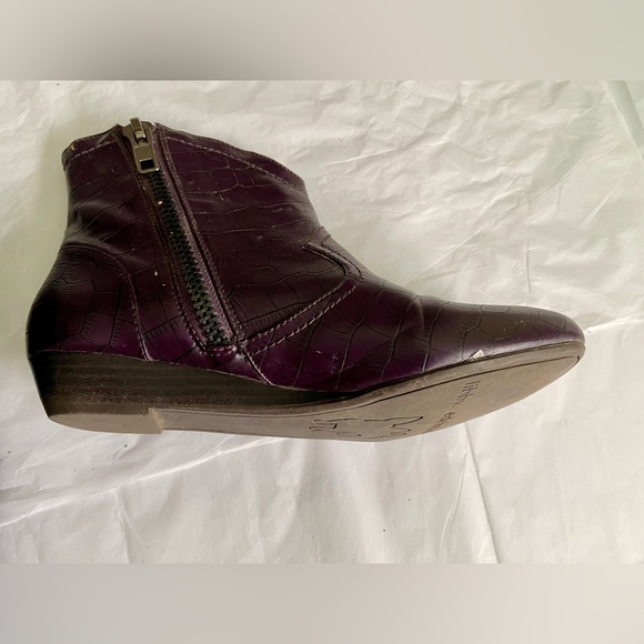 Libby Edelman Purple Croc-Embossed Ankle Boots - Picture 6 of 7